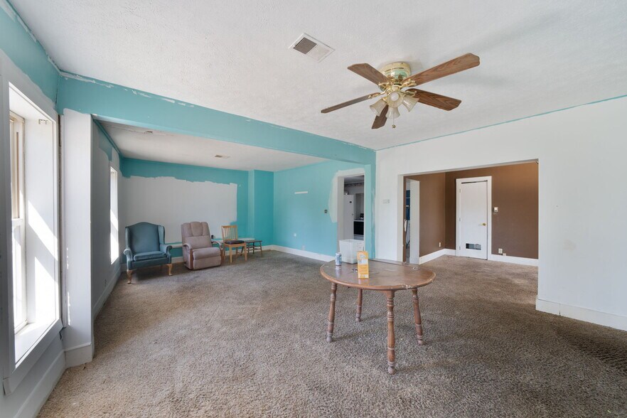 More Photos Of 18089 W State St, Vandalia General Retail For Sale