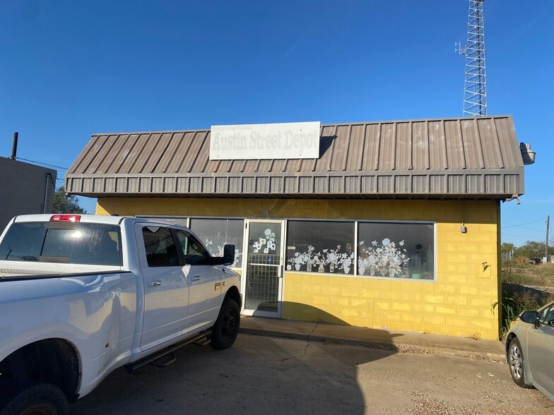 Primary Photo Of 357 W Austin St, Giddings General Retail For Sale
