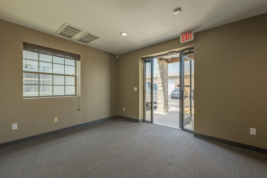 More Photos Of 14121 W US 290 Hwy, Austin Warehouse For Lease