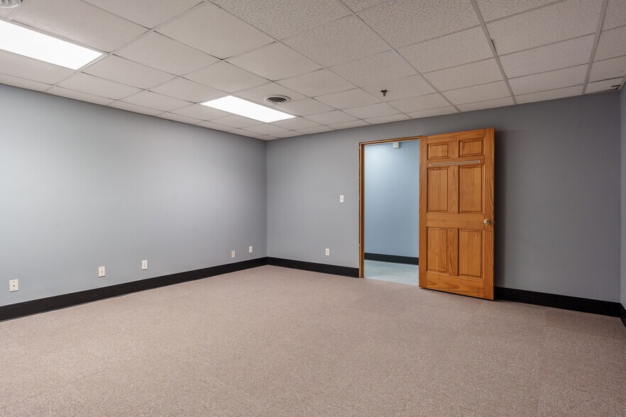 More Photos Of 3944 Auburn St, Rockford Warehouse For Lease