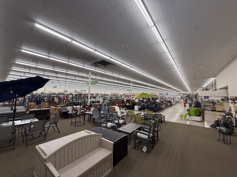 More Photos Of 825 W Fulton St, Waupaca General Retail For Lease