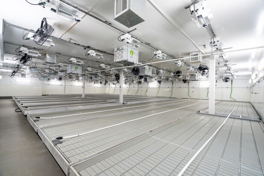 More Photos Of 19533 McLane St, Palm Springs Distribution For Sale