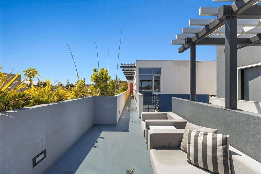 More Photos Of 930-932 Manhattan Beach Blvd, Manhattan Beach Office Residential For Sale