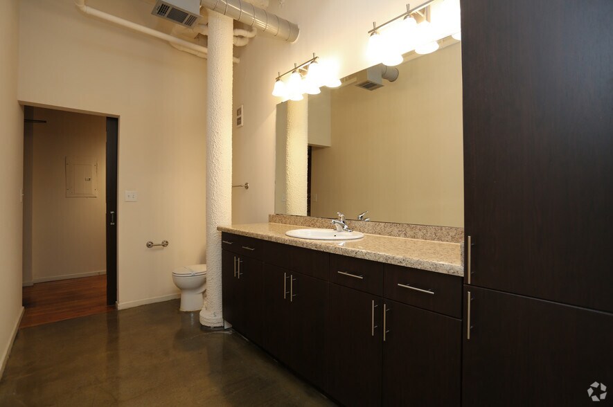 More Photos Of 1623 Main St, Dallas Apartments For Lease