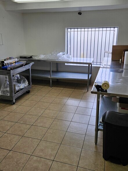 More Photos Of 19521 Business Center Dr, Northridge Warehouse For Lease