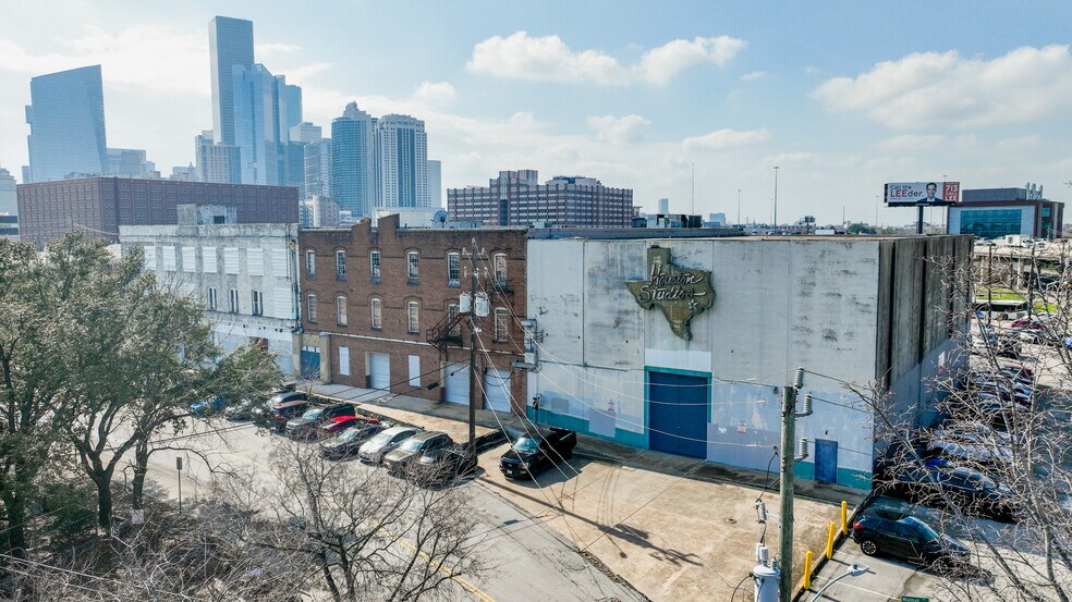More Photos Of 707-717 Walnut St, Houston Warehouse For Lease
