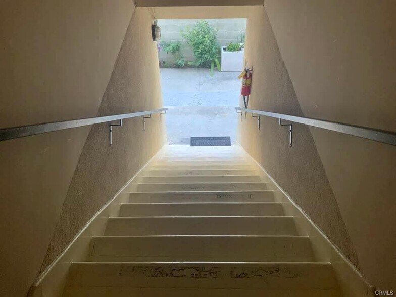 More Photos Of 5665 Franklin Ave, Los Angeles Apartments For Sale