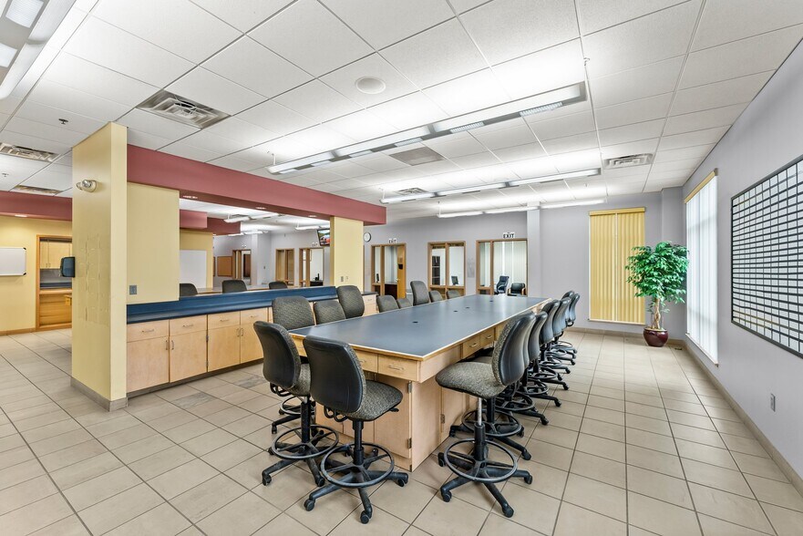 More Photos Of 11180 86th Ave N, Osseo Flex For Lease