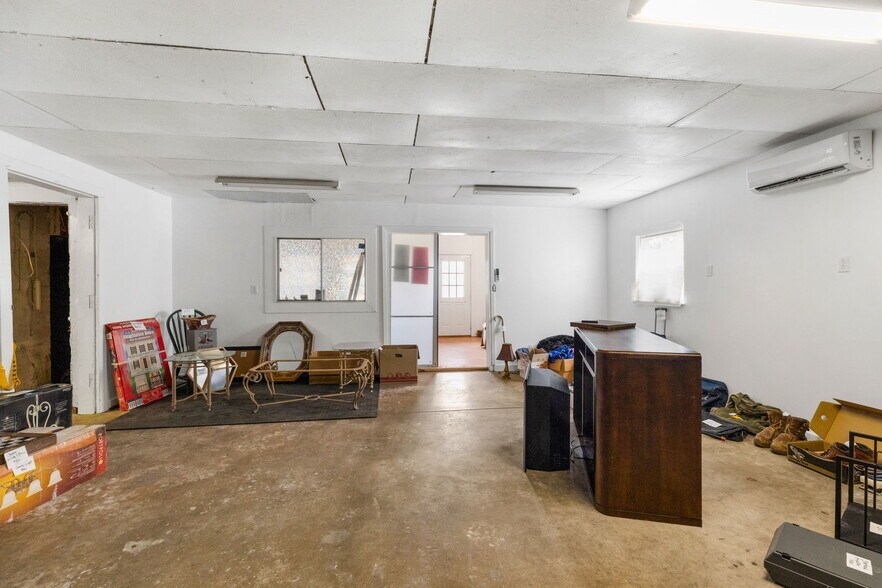 More Photos Of 805 N Magnolia Ave, Luling Flex For Sale