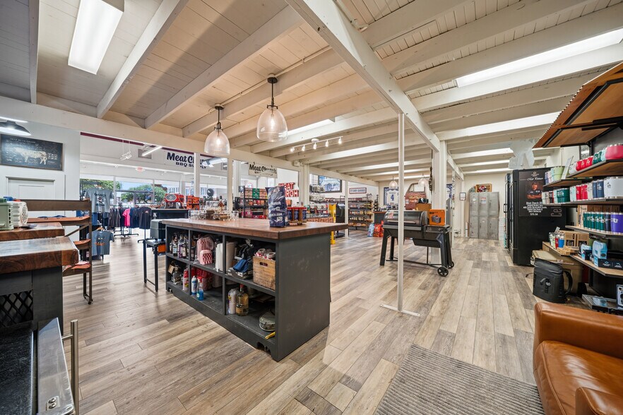 More Photos Of 114 W Main St, Waxahachie Storefront For Lease