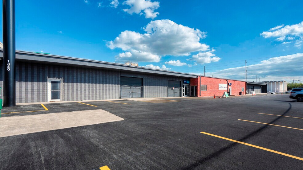 More Photos Of 1350-1390 N Colorado St, San Antonio Showroom For Lease