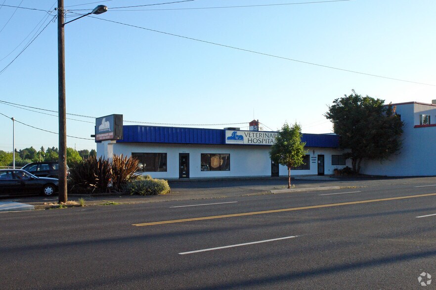 More Photos Of 2935-2945 NE Sandy Blvd, Portland Storefront For Sale