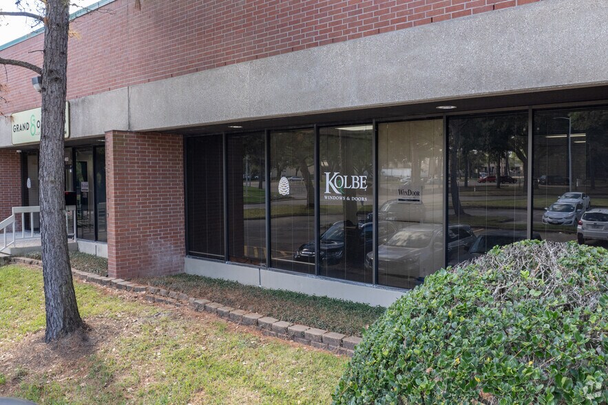 More Photos Of 448-470 Garden Oaks Blvd, Houston Warehouse For Lease