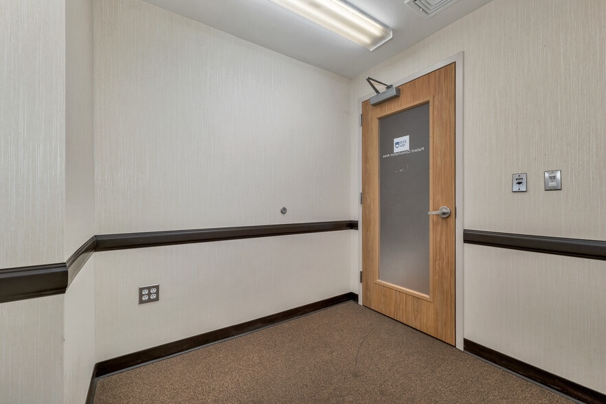 More Photos Of 15 Mont Vernon St, Milford Freestanding For Lease