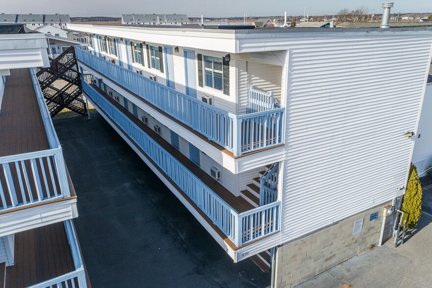 More Photos Of 198 Ashworth Ave, Hampton Hotel For Sale