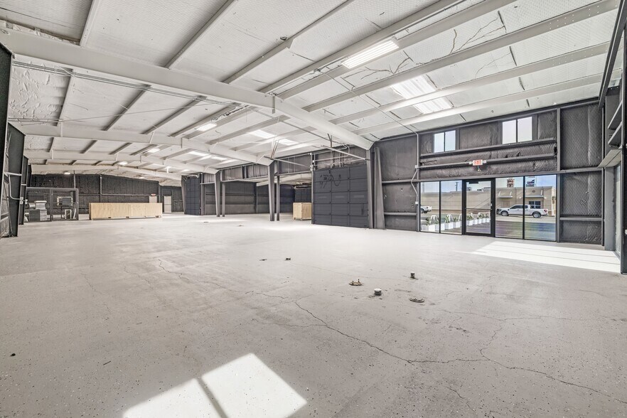 More Photos Of 408 S Main St, Lampasas Light Distribution For Sale