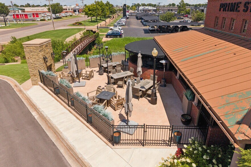 More Photos Of 800 W Memorial Rd, Oklahoma City Restaurant For Sale