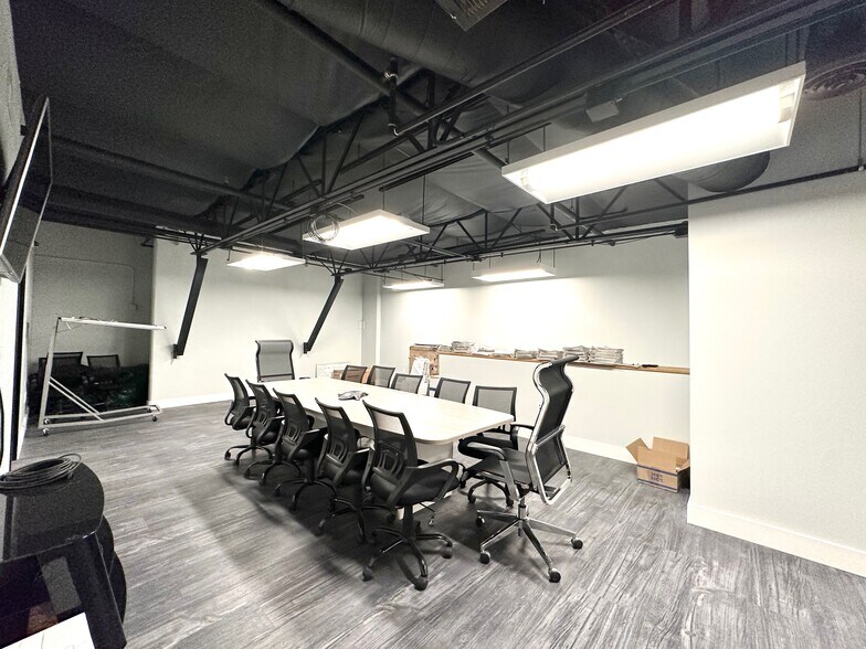 More Photos Of 2222 W Parkside Ln, Phoenix Light Manufacturing For Lease
