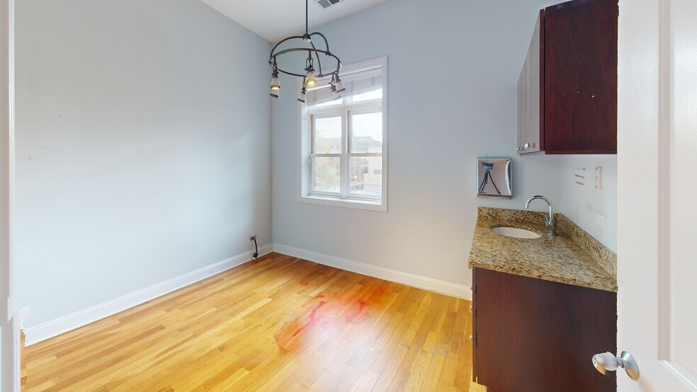 More Photos Of 1009 W Fulton Market, Chicago Storefront Retail Office For Sale