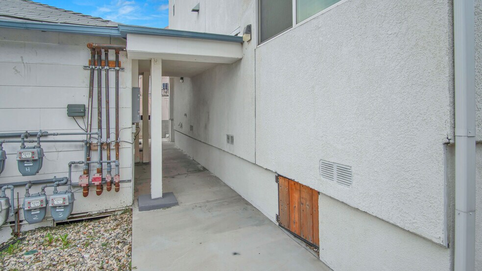 More Photos Of 5353 Oakland St, Los Angeles Apartments For Sale