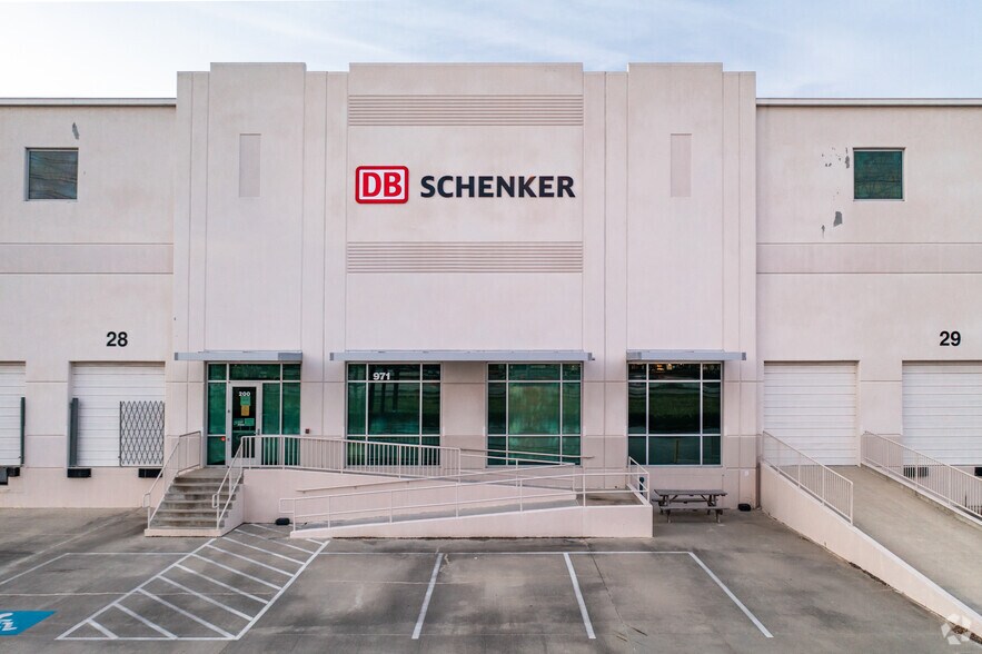 More Photos Of 971 N Sam Houston Parkway E, Houston Distribution For Lease