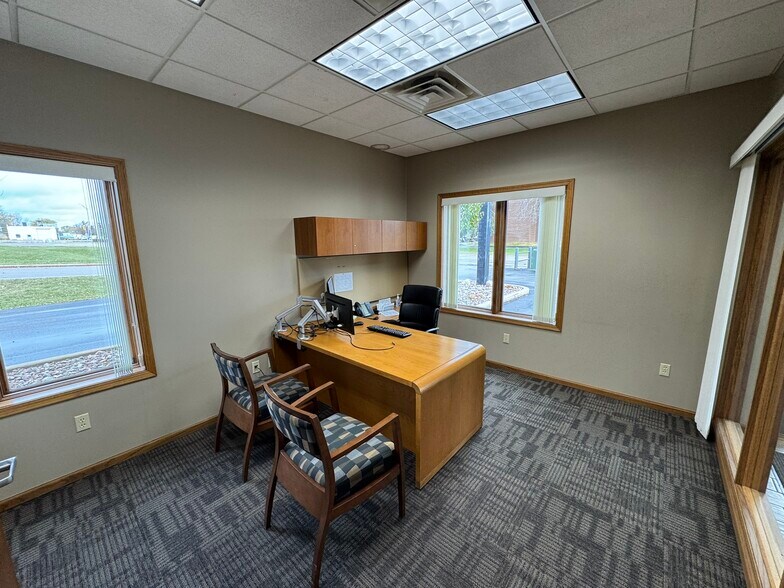 More Photos Of 1501 N Casaloma Dr, Appleton Bank For Sale