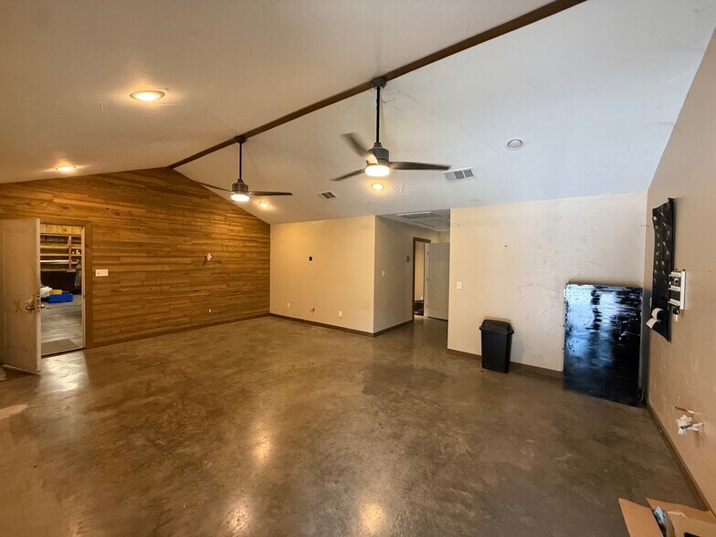 More Photos Of 10015 FM 751, Quinlan Flex For Sale