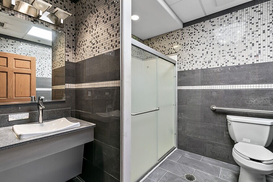 More Photos Of 1446 Merchant Dr, Algonquin Medical For Sale