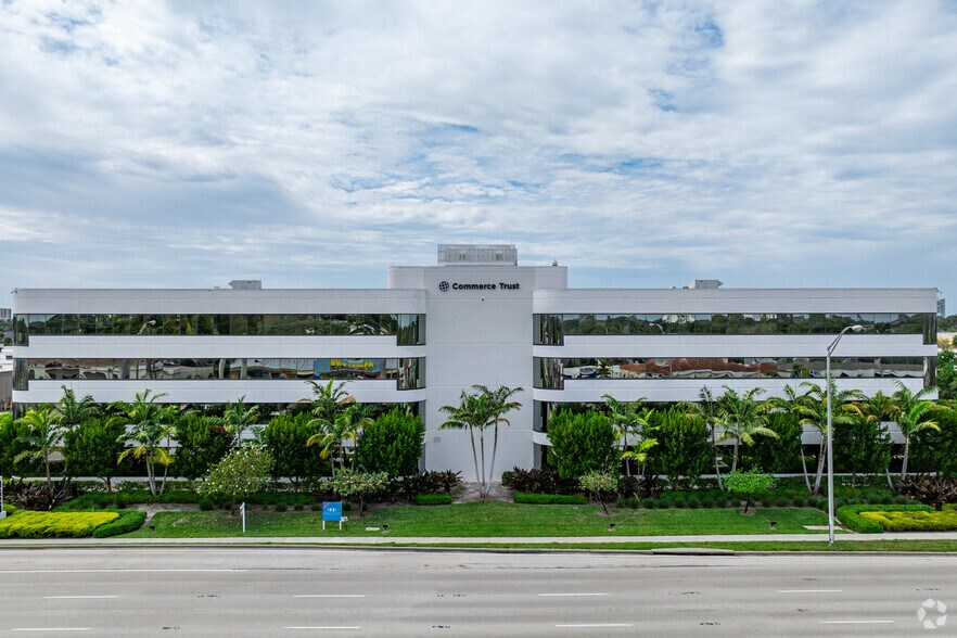 More Photos Of 4501 Tamiami Trl N, Naples Office For Lease