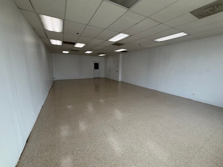 More Photos Of 401 E North Ave, Villa Park Flex For Lease