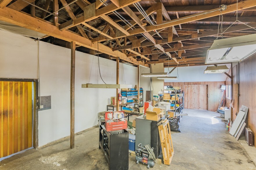 More Photos Of 941 SW Alder St, Dundee Warehouse For Sale