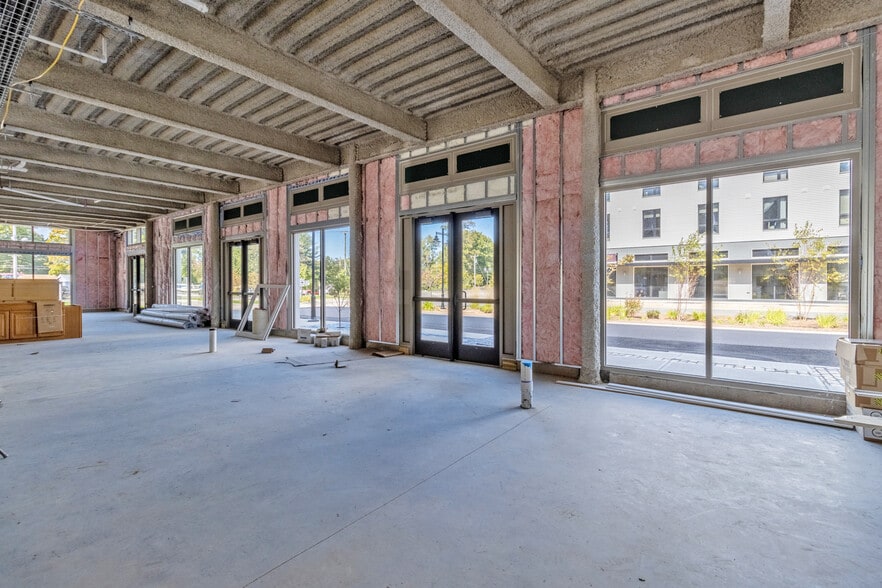 More Photos Of 11 Edgewater Cir, East Hampton Office For Lease