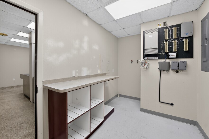 More Photos Of 2555 Pinellas Point Dr S, Saint Petersburg Veterinarian Kennel For Sale