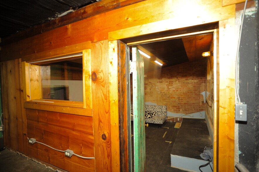 More Photos Of 424 W Main St, Denison Storefront Retail Office For Sale