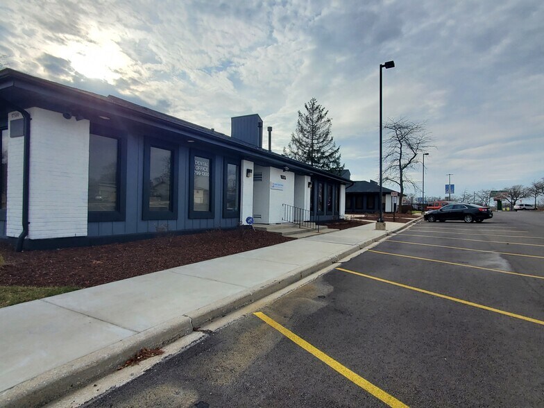 More Photos Of 17500-17516 S Carriageway Dr, Hazel Crest Office For Sale