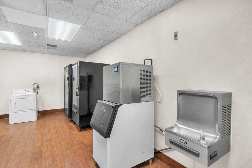 More Photos Of 220 Caravan Dr, Elkhart Hotel For Sale
