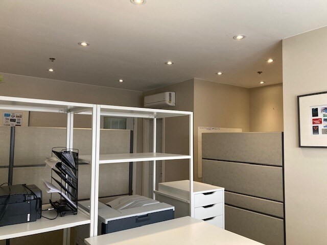 More Photos Of 86 Ringwood Dr, Whitchurch-Stouffville Showroom For Sale