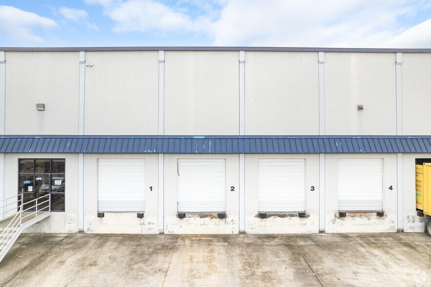 More Photos Of 9040 Railwood Dr, Houston Warehouse For Lease