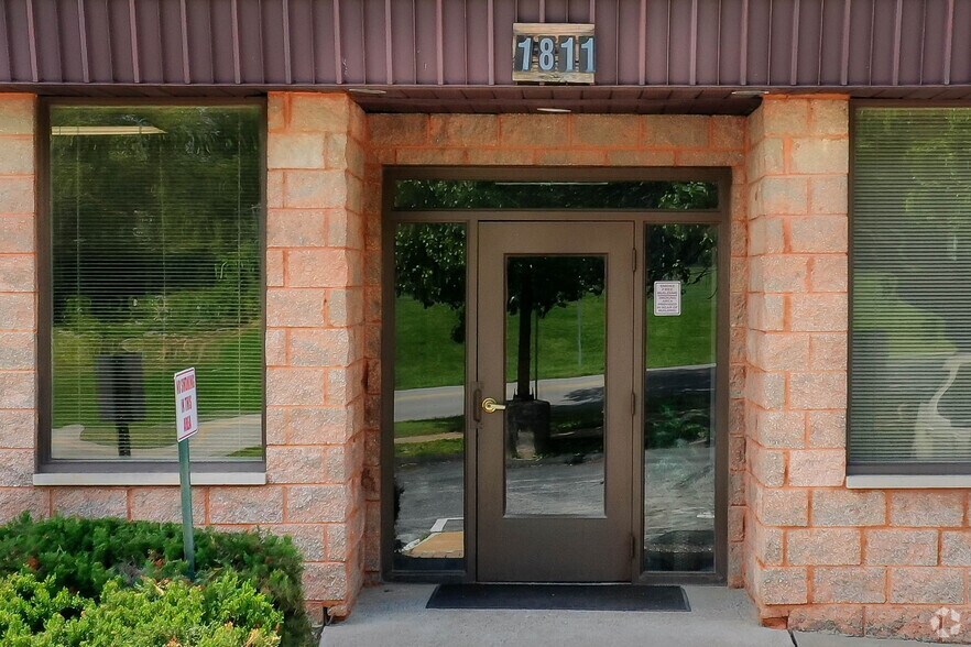 More Photos Of 1811 Sherman Dr, Saint Charles Medical For Lease