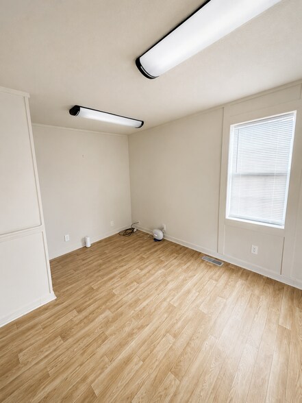 More Photos Of 2207 Fowler St, Anderson Office For Sale
