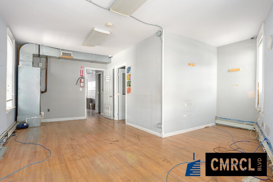 More Photos Of 131 Beverley, Brooklyn Flex For Lease
