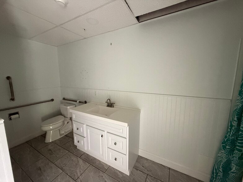 More Photos Of 213 Lake Ave, Saint James Storefront Retail Office For Lease