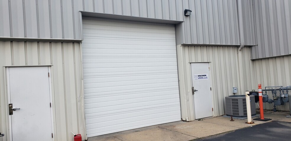 More Photos Of 4916-4920 Triangle St, McFarland Showroom For Lease