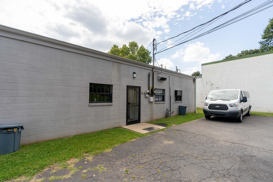 More Photos Of 1127 Commercial Ave, Charlotte Industrial For Sale
