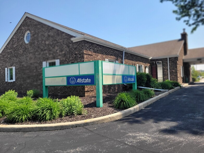 More Photos Of 100 E Sunset Dr, Waukesha Bank For Lease