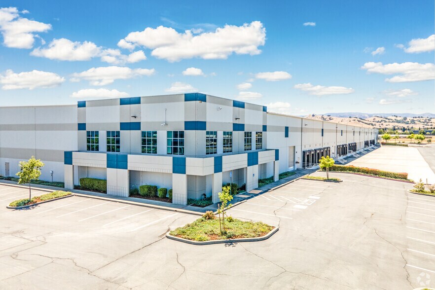 More Photos Of 2041 Cessna Dr, Vacaville Warehouse For Lease
