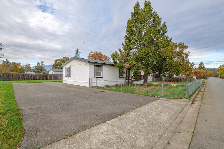 More Photos Of 387 Tavis Dr, Merlin Manufactured Housing Mobile Home Park For Sale