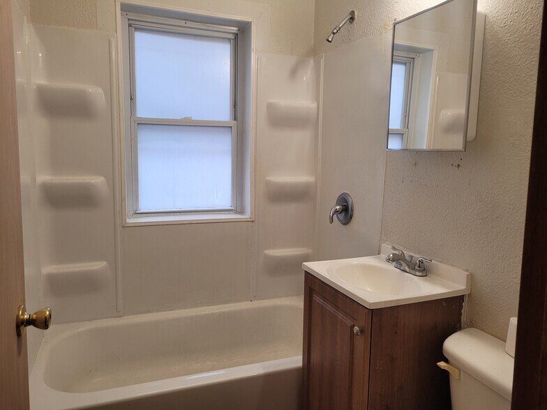 More Photos Of 4476 N 29th St, Milwaukee Freestanding For Sale