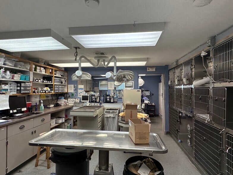 More Photos Of 13018 Newcastle Way, Newcastle Veterinarian Kennel For Sale