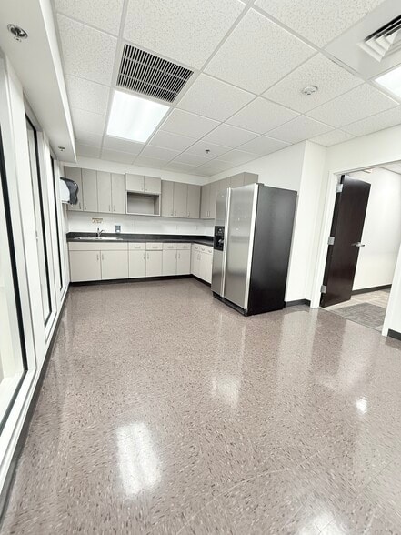 More Photos Of 5402 W Laurel St, Tampa Loft Creative Space For Sale